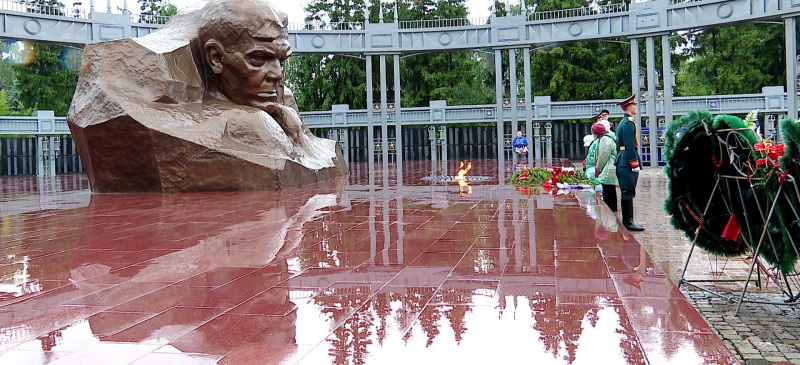 6a39186945412_vozlozhenie-czvetov-22-iyunya-den-pamyati-i-skorbi-14-1